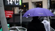 Pedestres se protegem do frio e da chuva no Viaduto do Chá, na região central - Fábio Vieira/Fotorua/Estadão Conteúdo