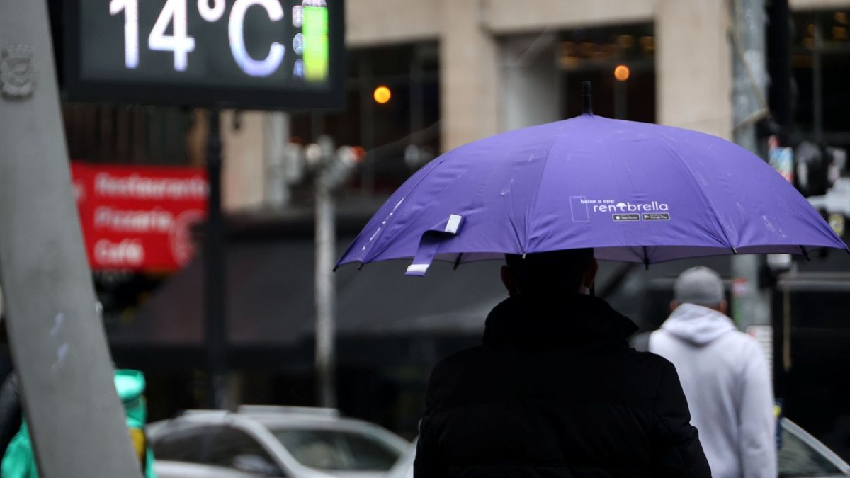 Pedestres se protegem do frio e da chuva no Viaduto do Chá, na região central - Fábio Vieira/Fotorua/Estadão Conteúdo