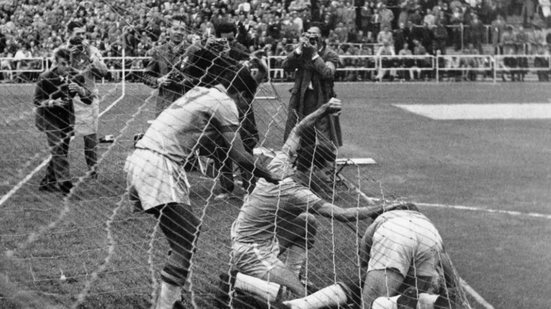 Copa de 1958: primeiro gol de Pelé, contra o País de Gales, foi considerado uma pintura - Reprodução/Fifa.com