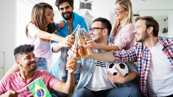Maior consumo gerado pela Copa levou algumas empresas a anteciparem criação de vagas - Envato