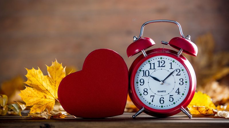 Microrromance, aplicativos e medo de compromisso moldam relações atuais