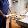 A proposta proíbe alimentos ultraprocessados, como refrigerantes, biscoitos e pratos prontos congelados - Adobe Stock