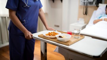 A proposta proíbe alimentos ultraprocessados, como refrigerantes, biscoitos e pratos prontos congelados - Adobe Stock