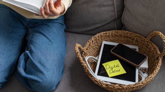 A prática se baseia em impor limites ao tempo de tela, enquanto aproveita o tempo para outras atividades prazerosas - Adobe Stock