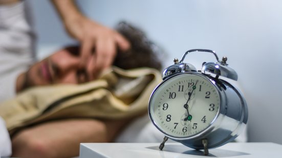 Preocupações financeiras tem interferido na rotina do sono de muitos brasileiros - Envato