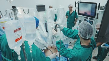 A cirurgia robótica já acontece no Brasil desde 2008 e foi realizada no Amazonas pela primeira vez este ano, no dia 31 de maio, em Manaus - Divulgação/Samel