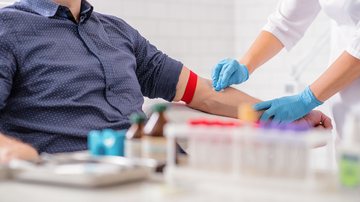 A medida também diminui o prazo para quem fez tatuagem conseguir doar - Adobe Stock
