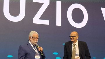 Drauzio Varella discursa em evento ao lado do presidente da Associação Médica Brasileira, César Eduardo Fernandes - Emanuele Almeida/VIVA