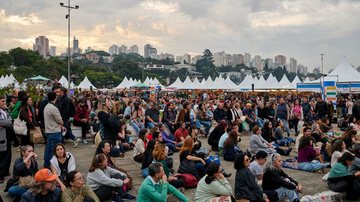 A Feira do Livro reúne público de todas as idades na Praça Charles Miller, no Pacaembu, em São Paulo - Divulgação/Camila Almeida/Terebi