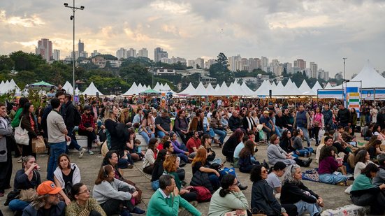 A Feira do Livro reúne público de todas as idades na Praça Charles Miller, no Pacaembu, em São Paulo - Divulgação/Camila Almeida/Terebi