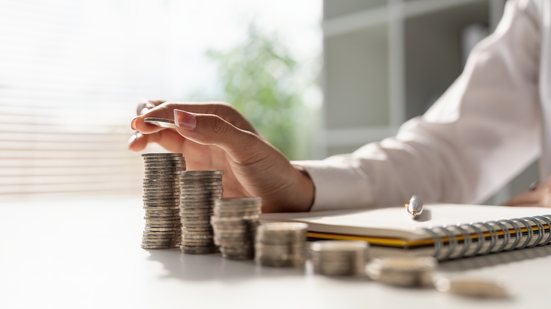Curso online visa aproximar mulheres do universo financeiro de forma prática e didática - Envato