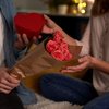 Presentear ainda segue tradição entre os brasileiros, que agora optam por opções mais simbólicas - Envato