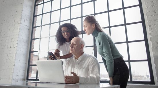 Relações entre gerações devem ser baseadas em troca, respeito e disposição para aprender - Pexels