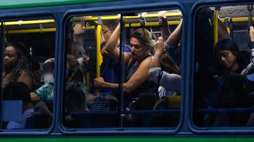 Passageiros disseram que poucos ônibus circulavam pelas ruas - Fernando Frazão/Agência Brasil