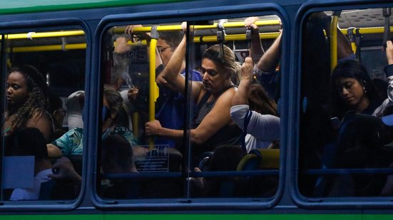 Passageiros disseram que poucos ônibus circulavam pelas ruas - Fernando Frazão/Agência Brasil
