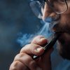 Estudo revelou que ex-fumantes que adotam o cigarro eletrônico apresentam o dobro de risco de morrer por câncer de pulmão - Adobe Stock