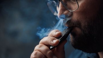 Estudo revelou que ex-fumantes que adotam o cigarro eletrônico apresentam o dobro de risco de morrer por câncer de pulmão - Adobe Stock
