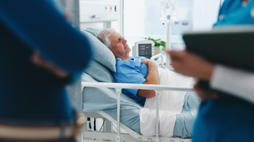 Aproximadamente 6 idosos morreram de pneumonia no Brasil por hora nas últimas duas décadas - Adobe Stock