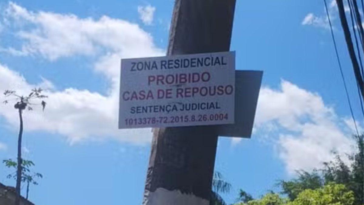 Foi colocado um cartaz em rua na Lapa em que os moradores querem que casas de idosos sejam fechadas - Reprodução / Redes Sociais