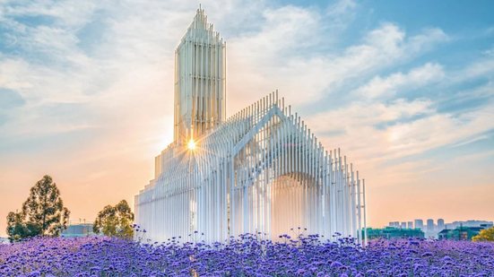Igreja encanta ao \u0027flutuar\u0027 sobre campos de lavanda e vira atração turística