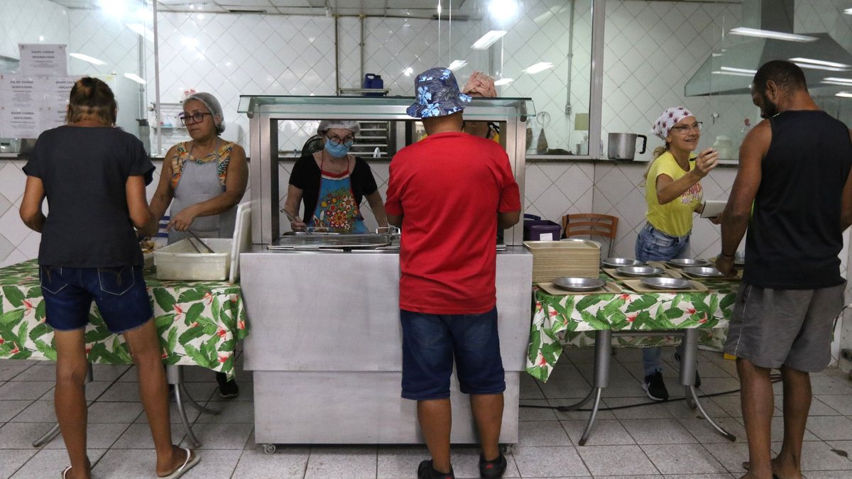 Almoço gratuito no projeto Fraternidade na Rua pessoas em situação de vulnerabilidade - Tânia Rêgo/Agência Brasil