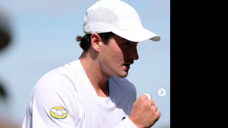Tenista brasileiro venceu ex-top 10 por 3 sets a 0 na estreia no Grand Slam britânico - Reprodução/Instagram @joaoffonseca