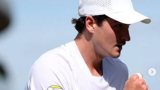 Tenista brasileiro venceu ex-top 10 por 3 sets a 0 na estreia no Grand Slam britânico - Reprodução/Instagram @joaoffonseca