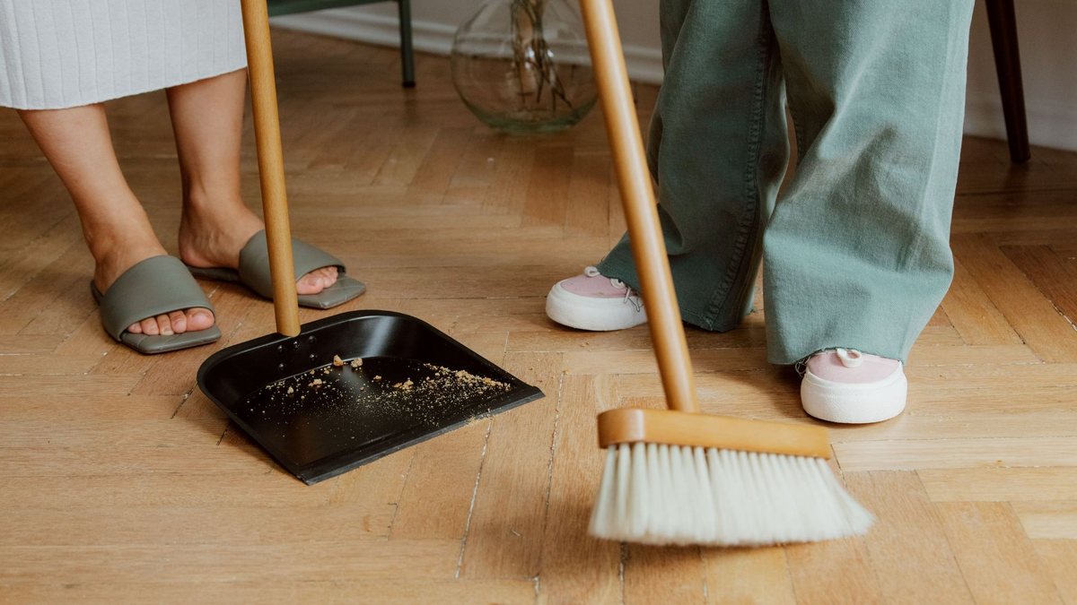 Receber os amigos em casa em dia de jogo pode exigir uma limpeza geral no pós - Pexels