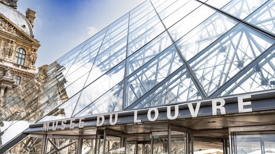 Museu do Louvre, em Paris, teve seus horários de visitação restringidos - Adobe Stock