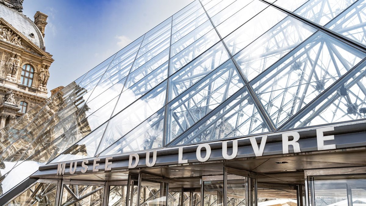 Museu do Louvre, em Paris, teve seus horários de visitação restringidos - Adobe Stock
