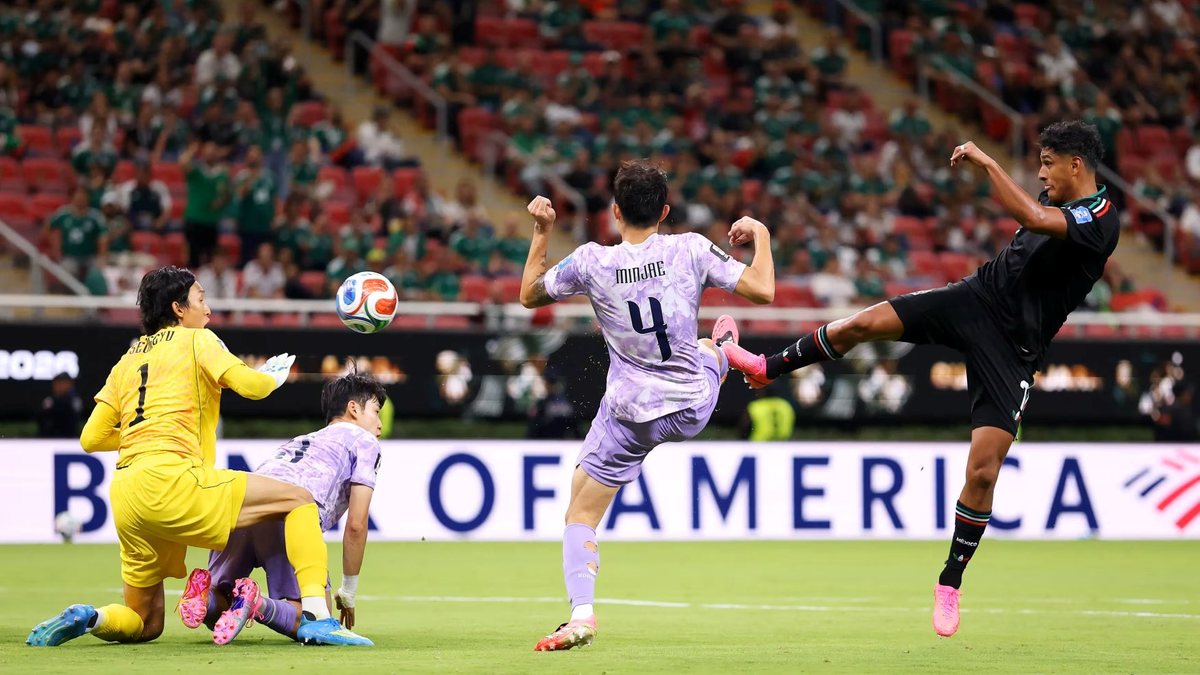 O atacante mexicano Luis Romo (esq.) marca o único gol da vitória contra a Coreia do Sul - Fifa/Divulgação