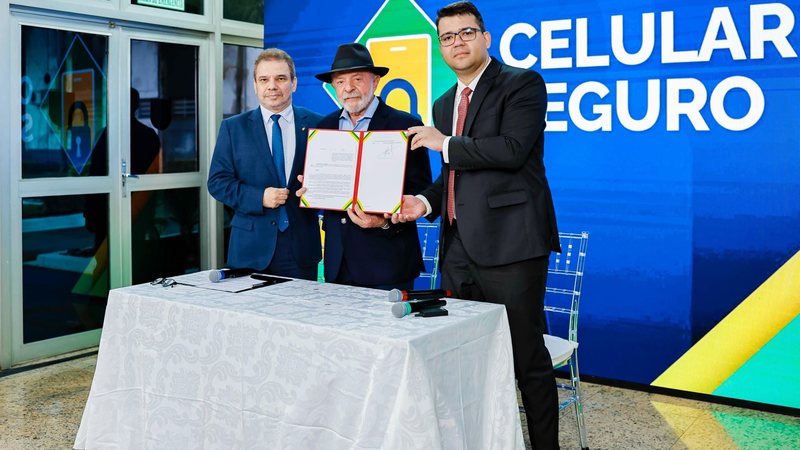 Lula recomendou cuidado e ressaltou que celular tem dados importantes da vida do dono - Ricardo Stuckert / PR