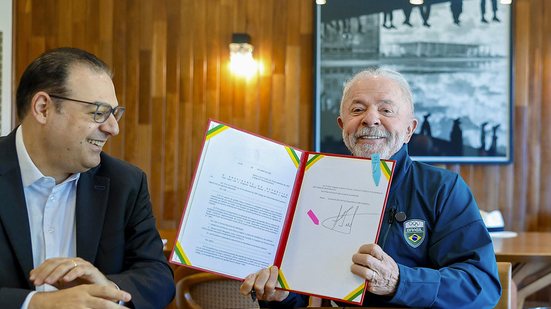 Ao lado do mnistro dos Transportes, George Santoro, Lula sancionou a lei no Palácio do Alvorada - Ricardo Stuckert / PR