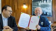 Ao lado do mnistro dos Transportes, George Santoro, Lula sancionou a lei no Palácio do Alvorada - Ricardo Stuckert / PR