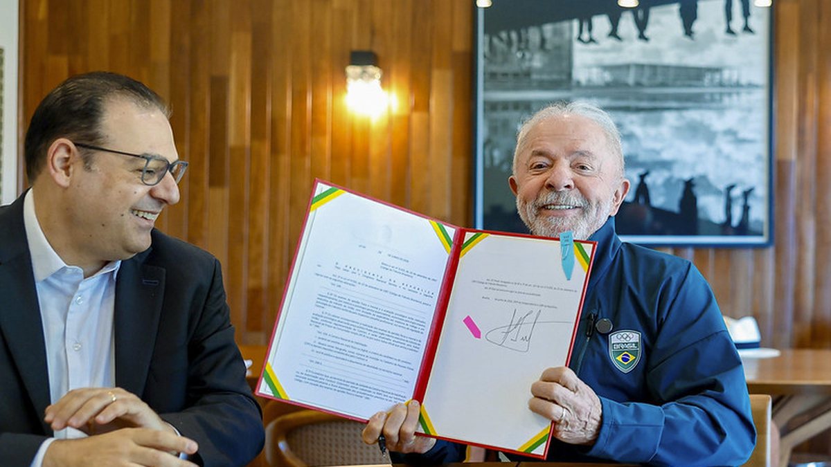 Ao lado do mnistro dos Transportes, George Santoro, Lula sancionou a lei no Palácio do Alvorada - Ricardo Stuckert / PR