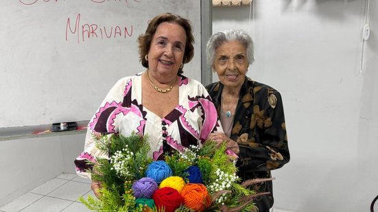 Marivan e a mãe bordaram juntas o livro experimental apresentado no Trabalho de Conclusão de Curso para se formar em Design - Acervo pessoal / Marivan Ferraro