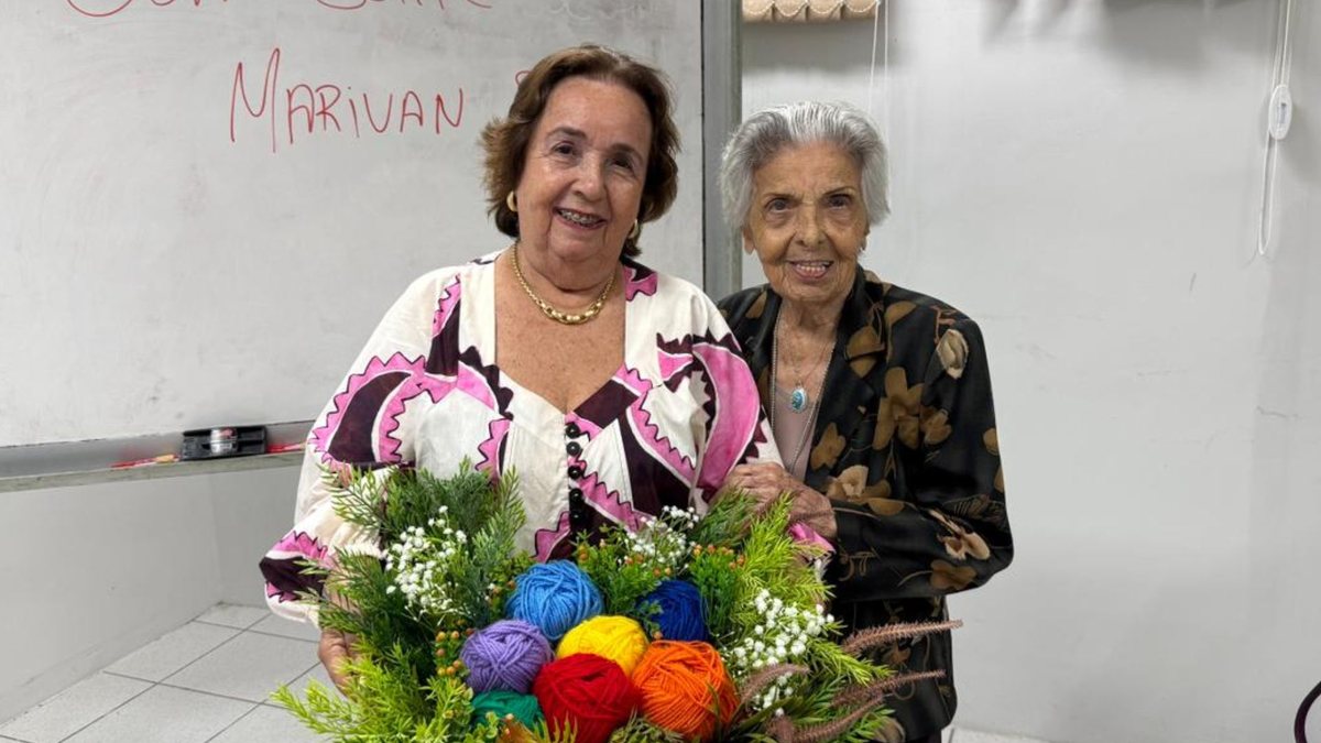 Marivan e a mãe bordaram juntas o livro experimental apresentado no Trabalho de Conclusão de Curso para se formar em Design - Acervo pessoal / Marivan Ferraro