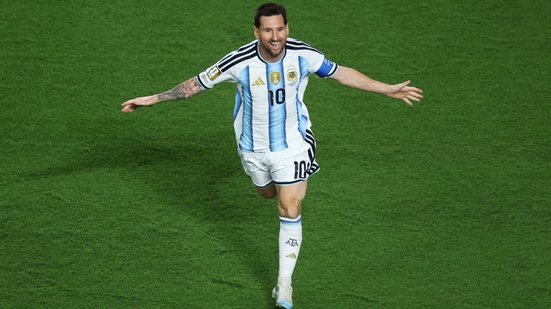 O atacante argentino Lionel Messi comemora gol na vitória por 3 a 0 contra a Argélia - Fifa/Divulgação