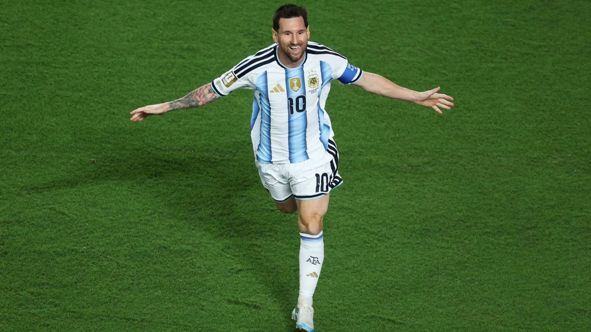 O atacante argentino Lionel Messi comemora gol na vitória por 3 a 0 contra a Argélia - Fifa/Divulgação