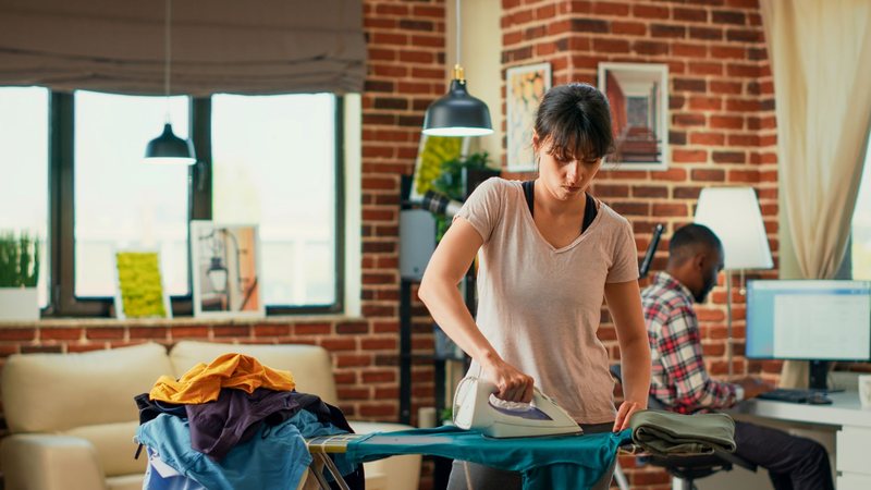 Estudo mostra que, além da sobrecarga de sereviços não remunerados, as mulheres ainda enfrentam 'segregação ocupacional' - Envato