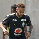 Neymar parece uma criança chutando uma bola: corte expõe sua condição na Copa