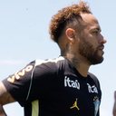 Neymar calça as chuteiras pela primeira vez em 30 dias e faz Ancelotti sorrir