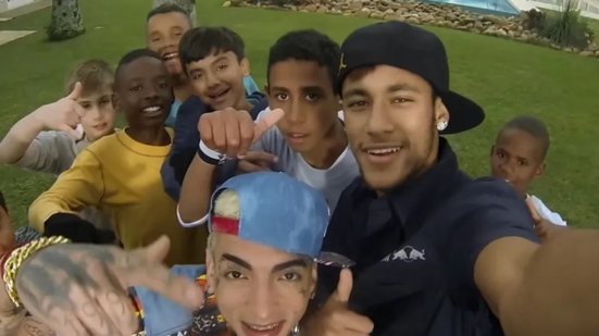Neymar e Mc Guimê nas gravações de "País do Futebol" - Reprodução / YouTube