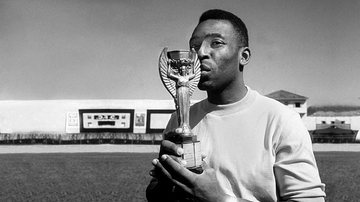 Pelé segurando a famosa taça Jules Rimet - Divulgação - VIVA