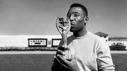 Pelé segurando a famosa taça Jules Rimet - Divulgação - VIVA
