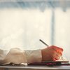 Escrever à mão mantém a capacidade de retenção de conteúdo, conforme pesquisas - Envato