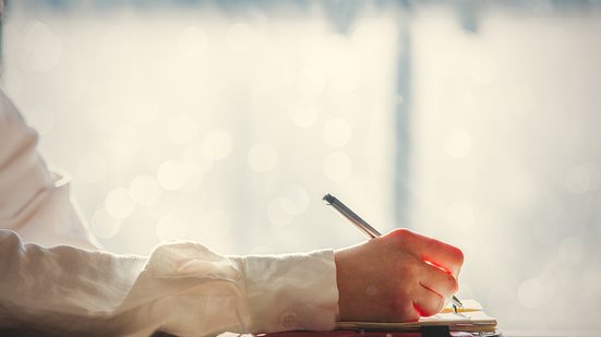 Escrever à mão mantém a capacidade de retenção de conteúdo, conforme pesquisas - Envato