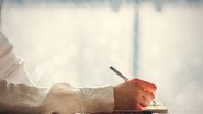 Escrever à mão mantém a capacidade de retenção de conteúdo, conforme pesquisas - Envato