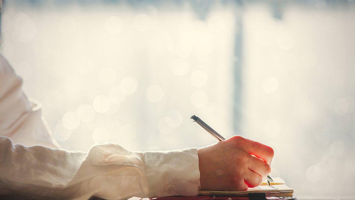 Escrever à mão mantém a capacidade de retenção de conteúdo, conforme pesquisas - Envato