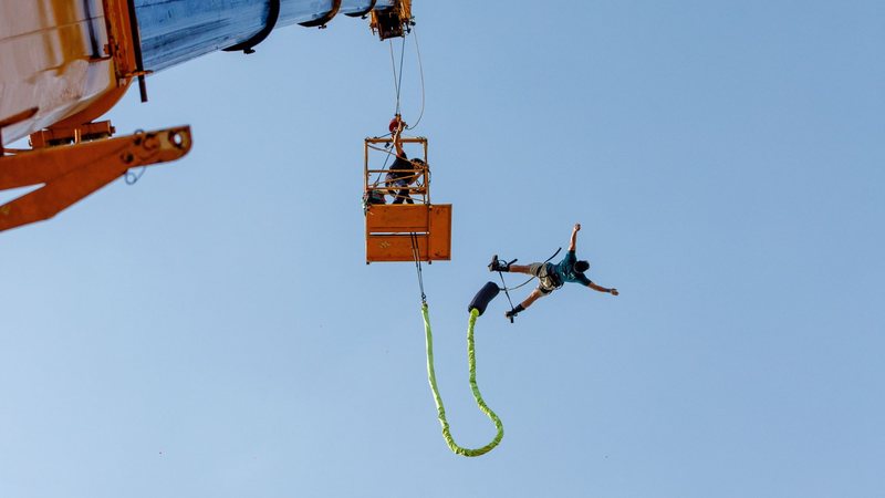 O bungee jump é regulamentado pela norma ABNT NBR 16.714; o rope jump, ainda não - Pexels/Sérgio Cruz